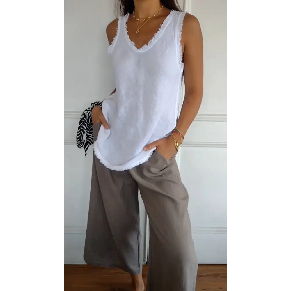 Regata de Algodão e Linho com Decote em V e Bordas Rústicas