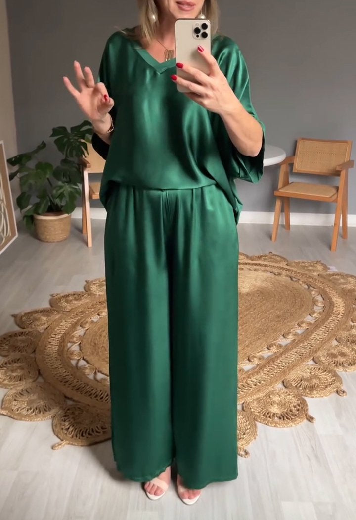 Conjunto de Cetim com Decote em V de Duas Peças