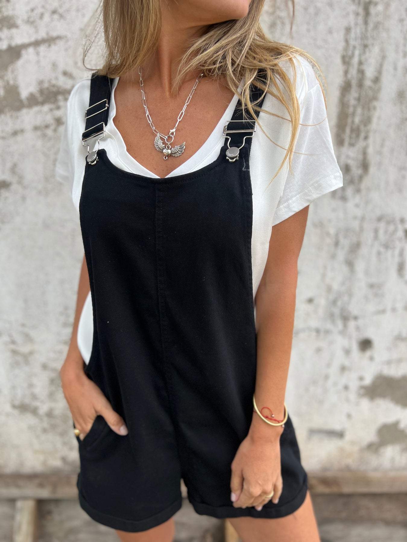 Macacão Shorts com Bolsos de Fivela e Suspensórios