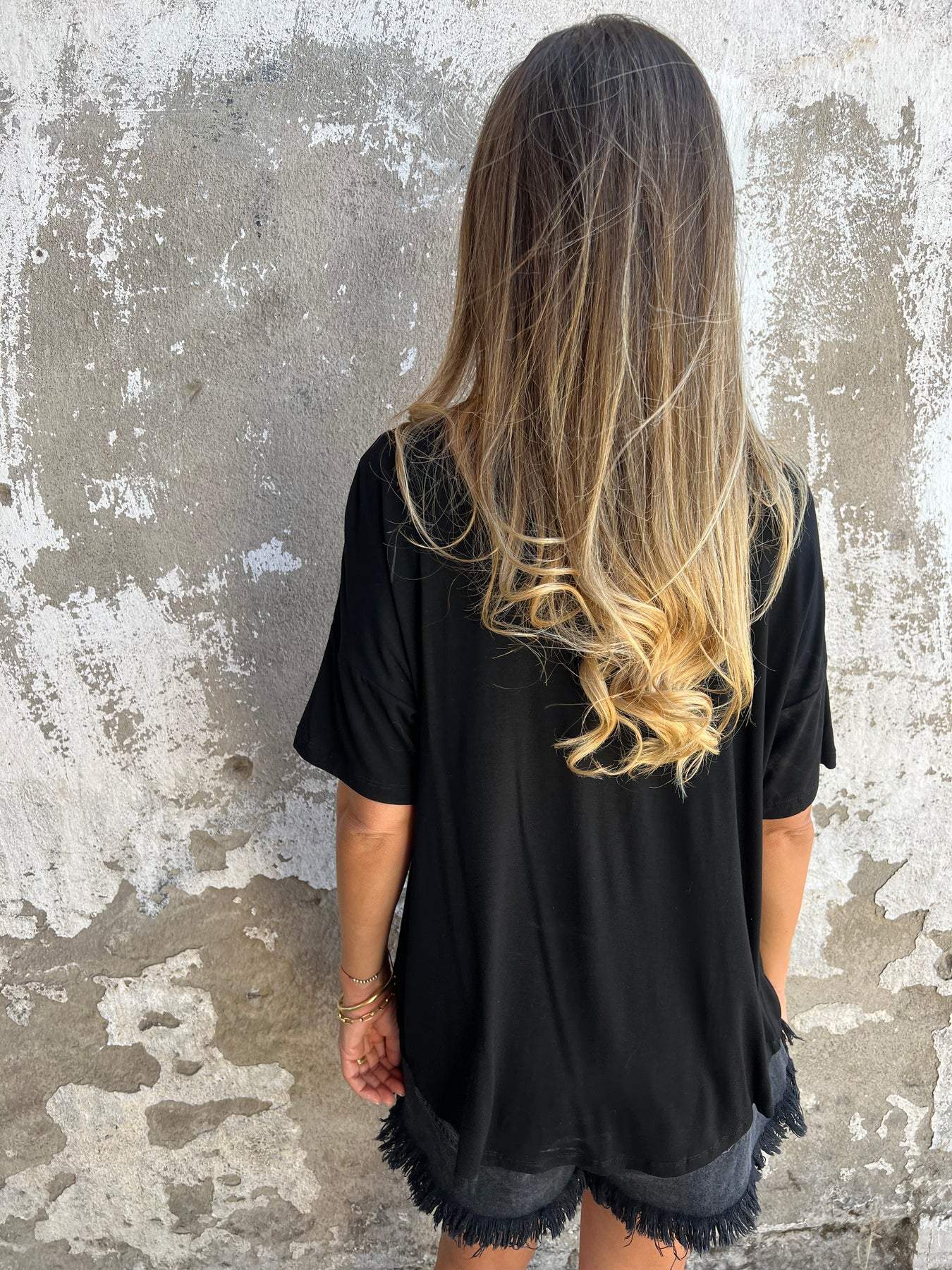 Camiseta com letras e pedrarias em formato de estrela