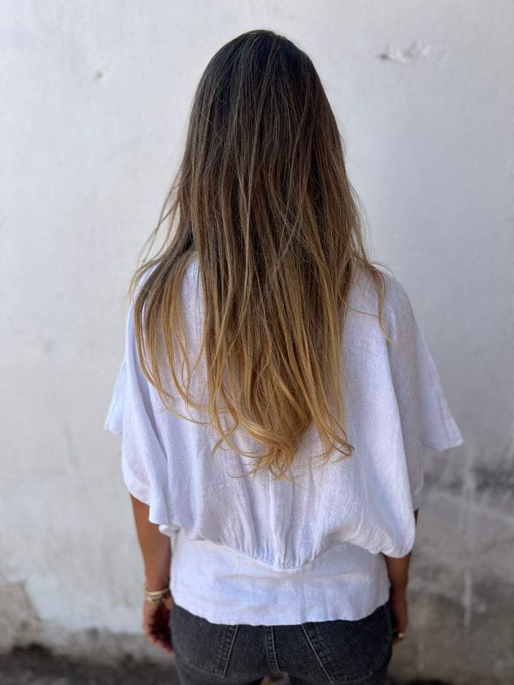 Camiseta confortável acinturada com decote em V