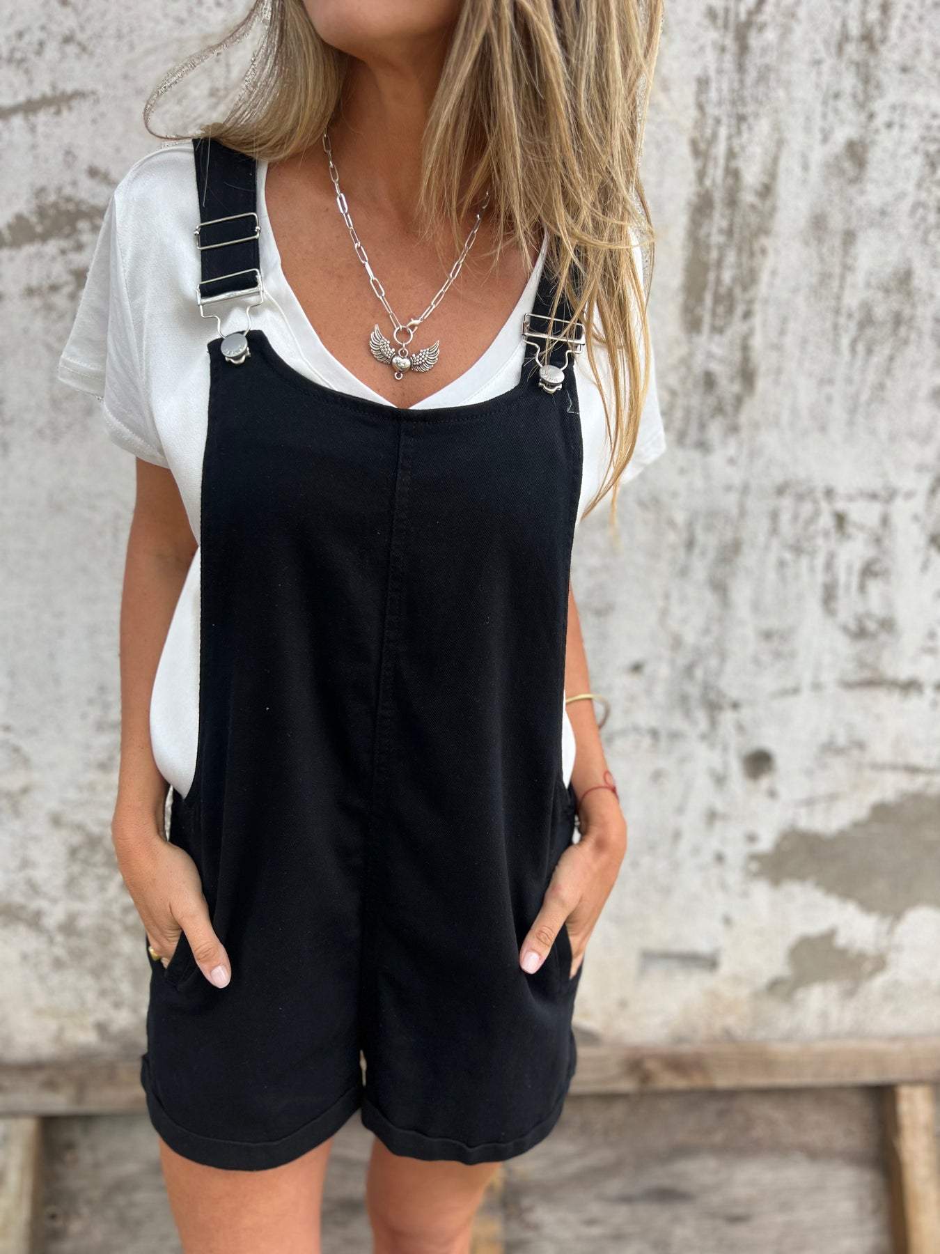 Shorts com Bolsos de Fivela e Suspensórios