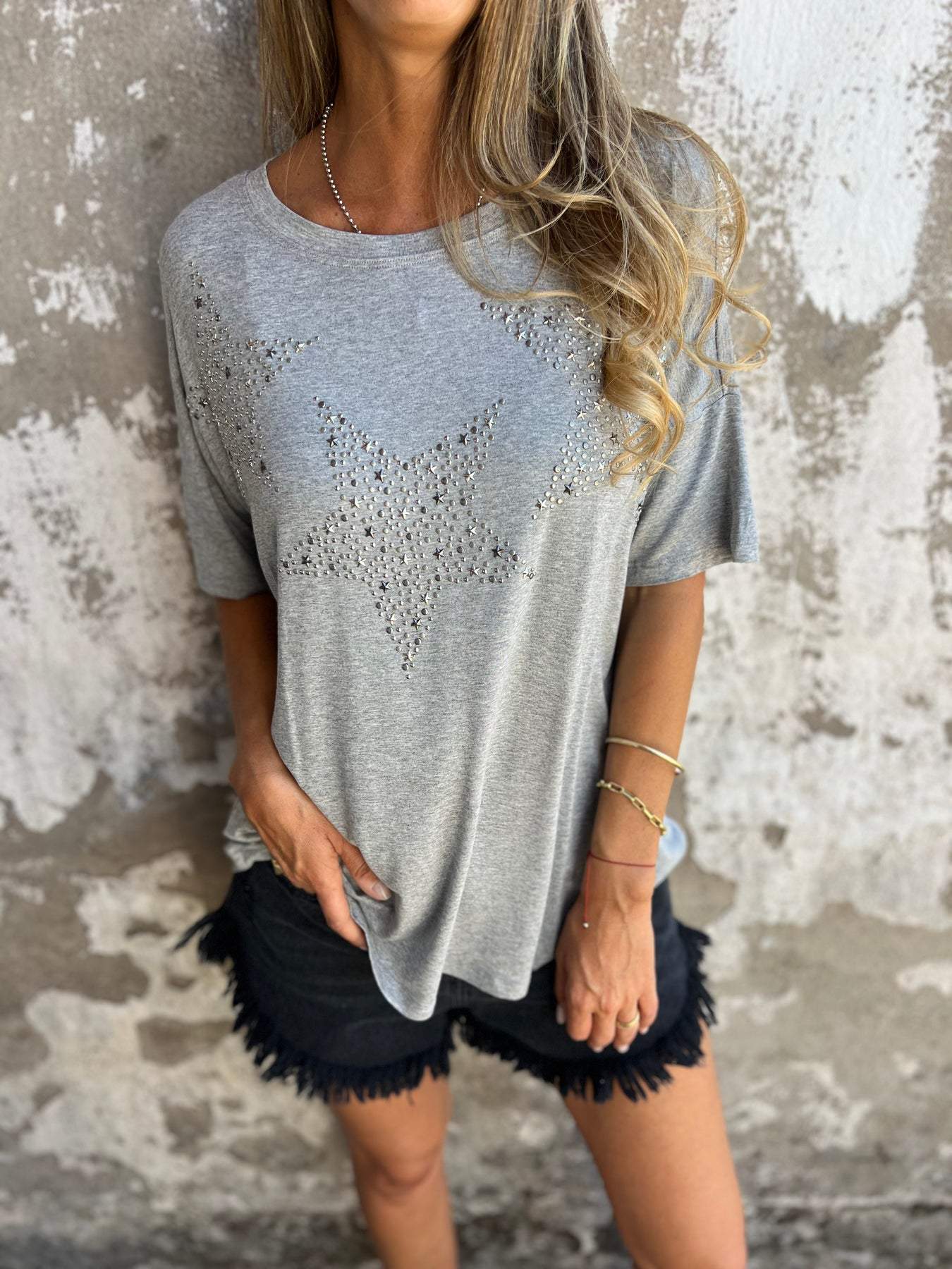 Camiseta com letras e pedrarias em formato de estrela