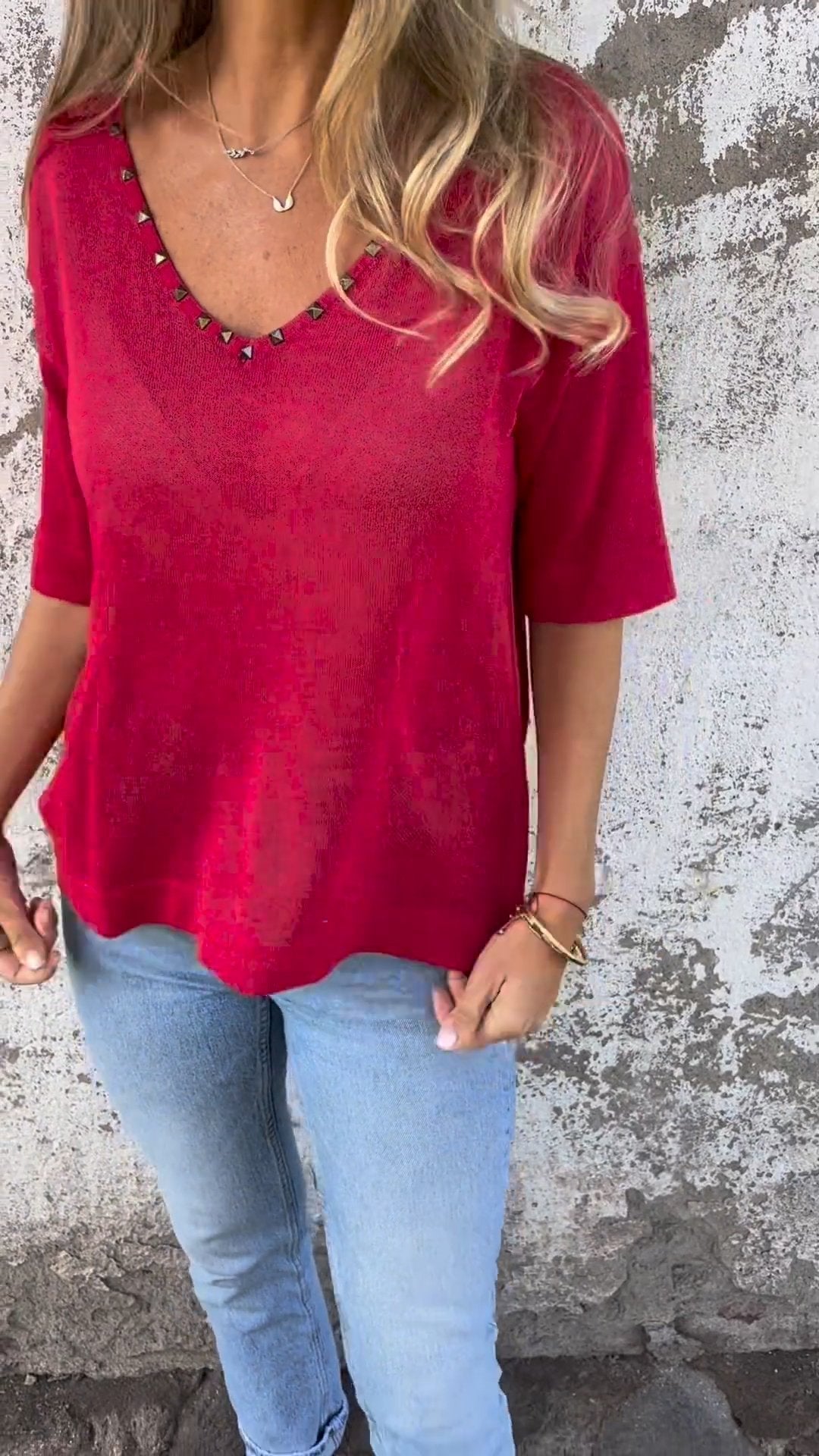 Camiseta com decote em V e design de rebites