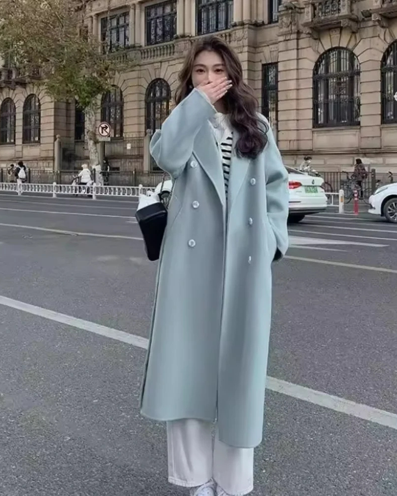 Sobretudo Feminino com Corte Reto e Lapela Elegante Nadia