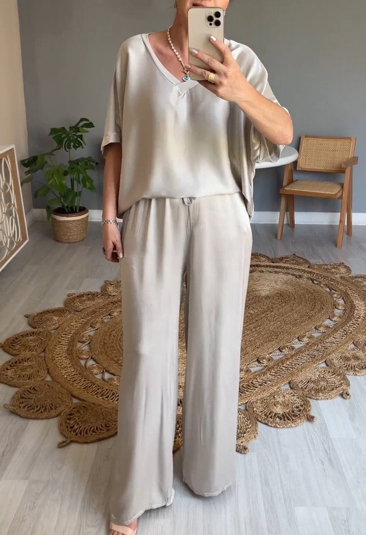 Conjunto de Cetim com Decote em V de Duas Peças