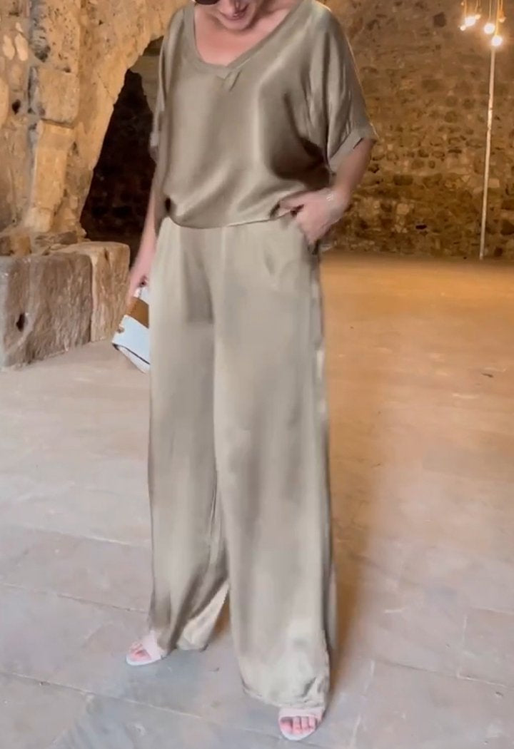 Conjunto de Cetim com Decote em V de Duas Peças