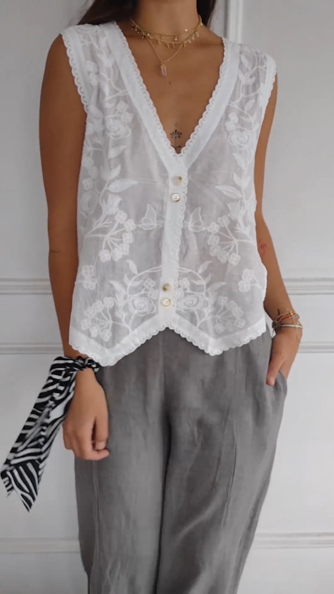 Regata tule bordada com botões e decote em V