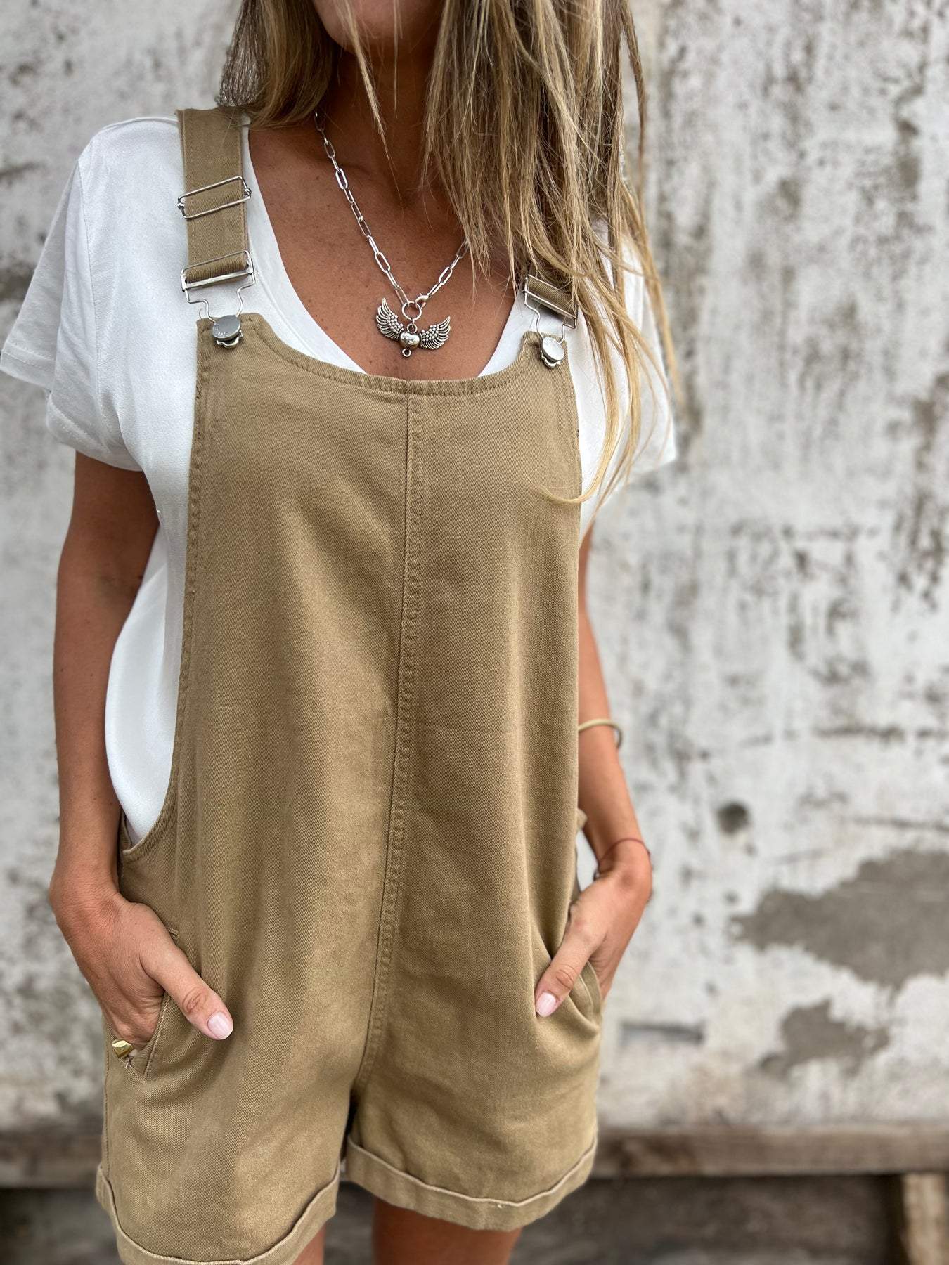 Macacão Shorts com Bolsos de Fivela e Suspensórios