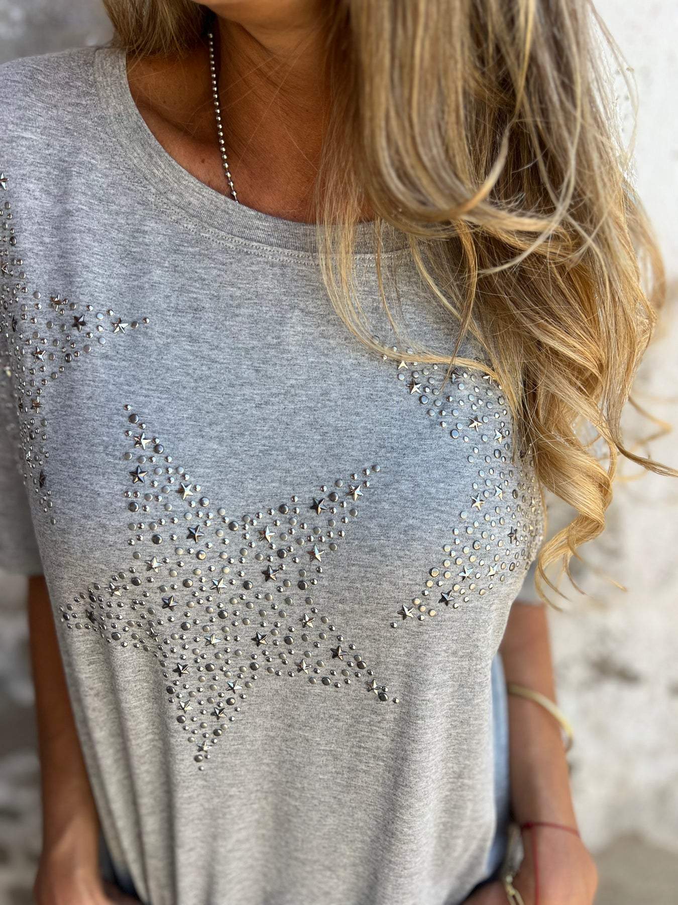 Camiseta com letras e pedrarias em formato de estrela