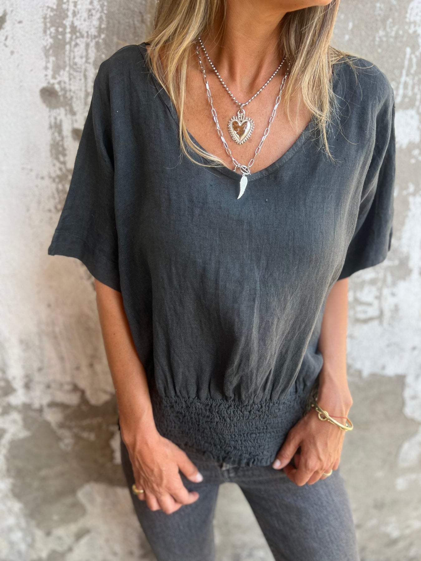 Camiseta confortável acinturada com decote em V