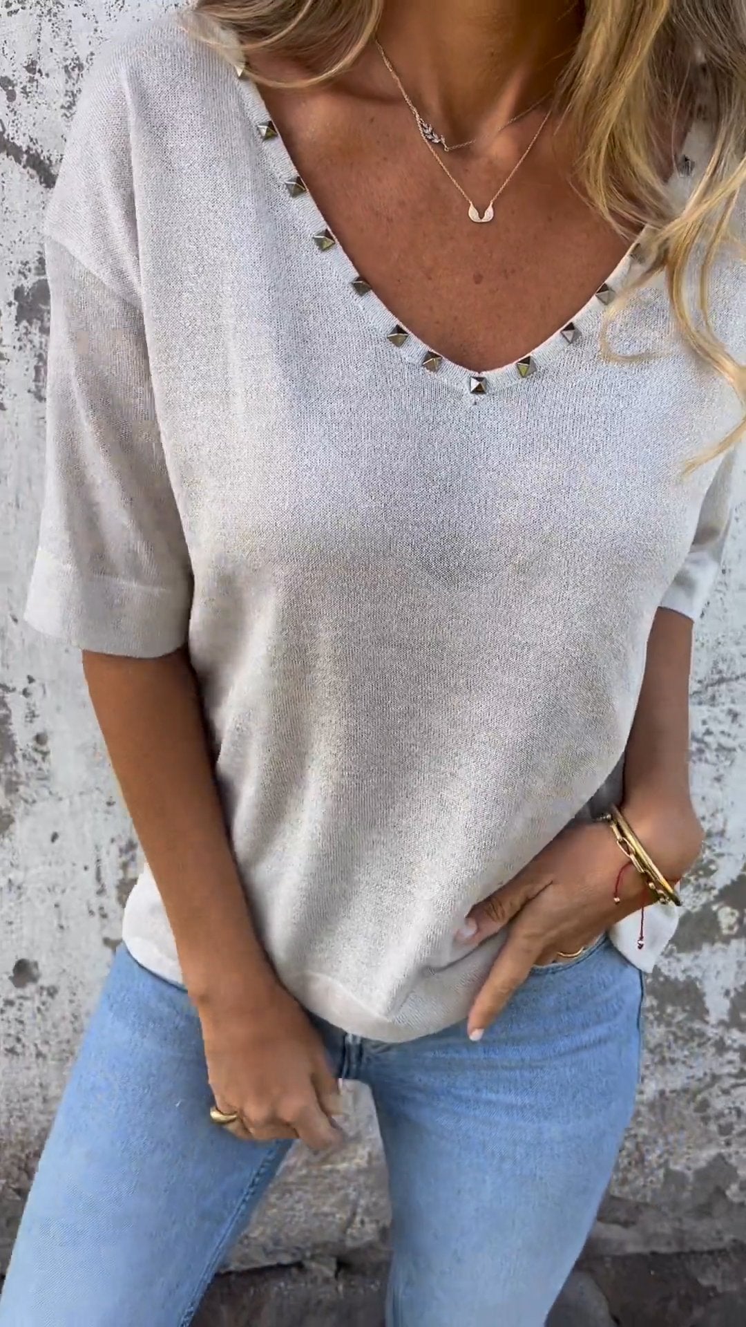 Camiseta com decote em V e design de rebites