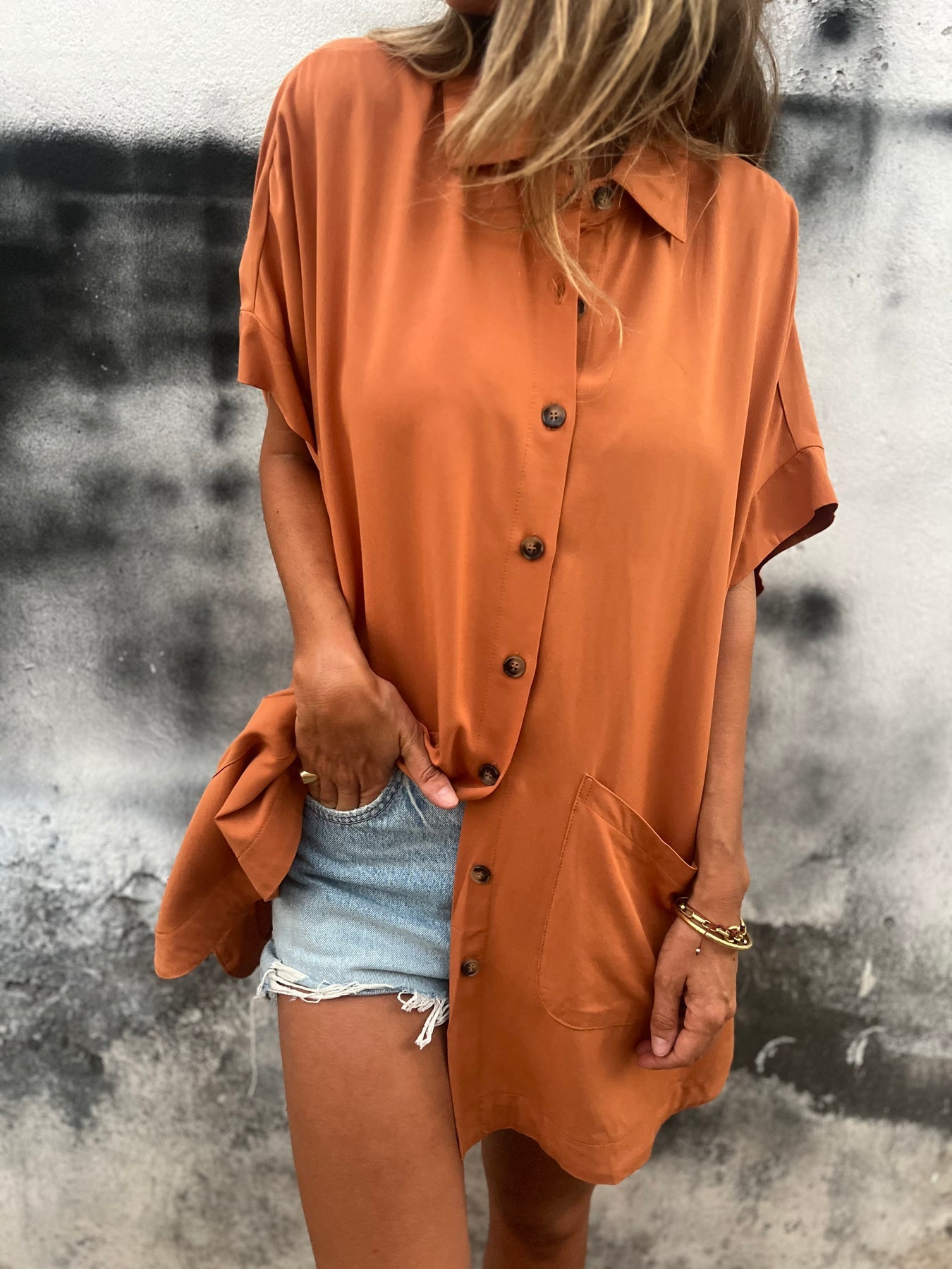 Camisa longa confortável de algodão e linho