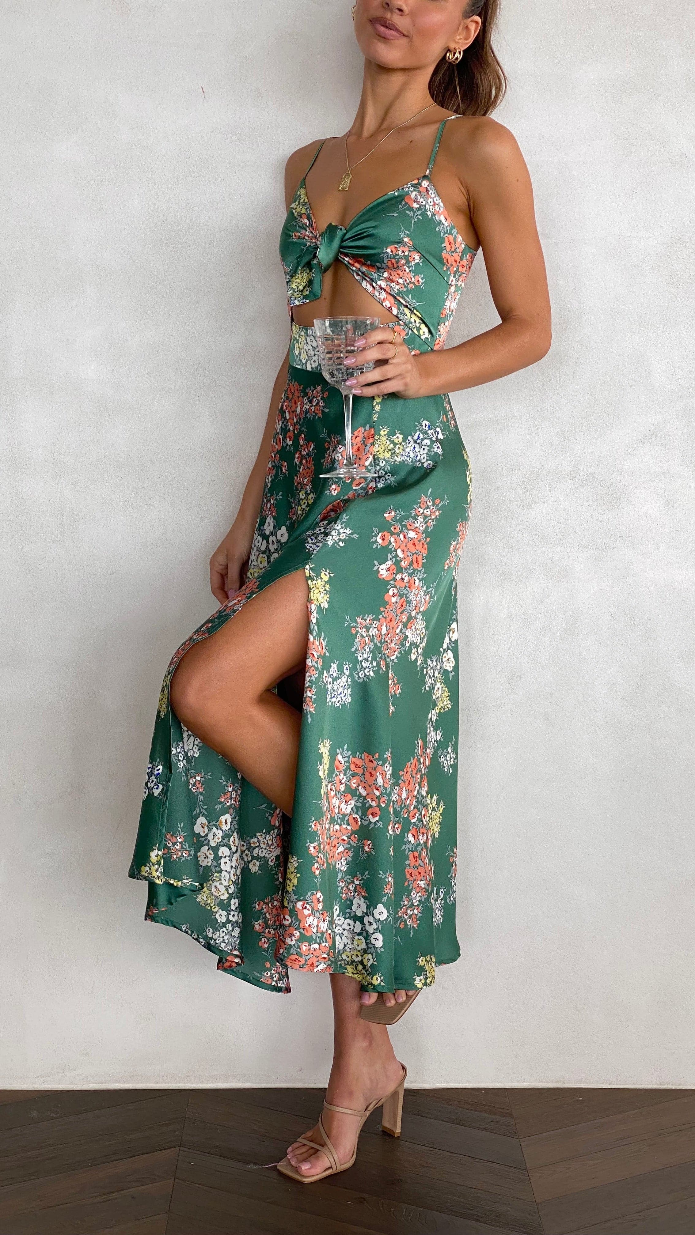 Vestido Midi Floral com Laço no Busto e Recorte na Cintura Camila